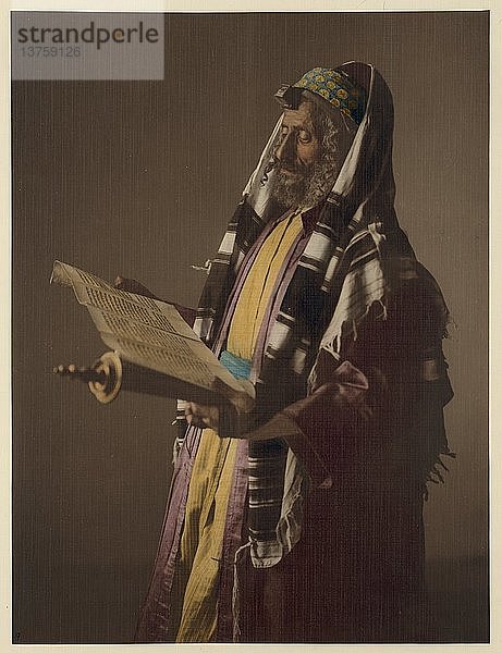 Rabbi aus dem Nahen Osten hält Thora-Rollen und betet 1920