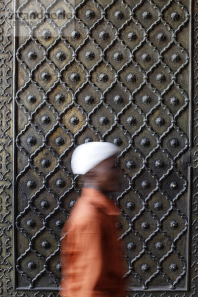 Muslim betritt Jamma Masjid (Große Moschee in Delhi)