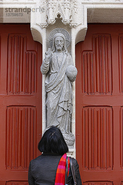 Tourist in der Kathedrale Saint-Corentin  Quimper