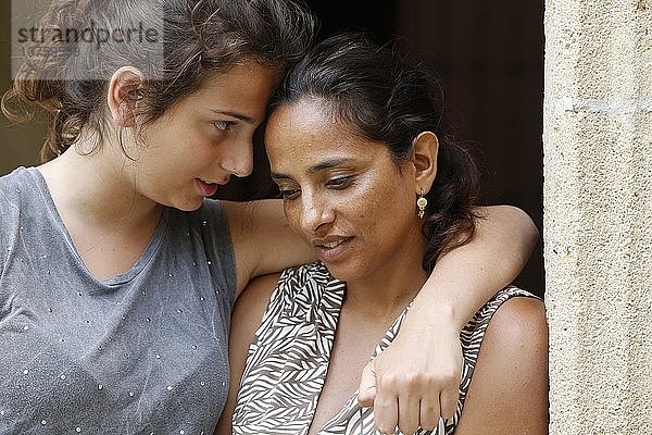 Teenager mit ihrer Mutter.