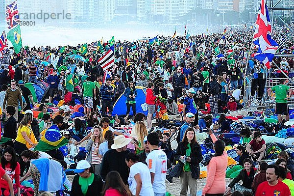 Rio de Janeiro  Weltjugendtag 2013  Pilger am Strand der Copacabana.