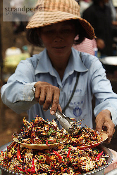 Frau verkauft Krabben