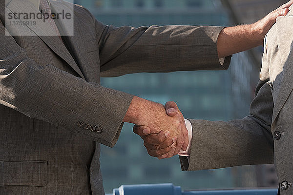 Zwei Geschäftsleute schütteln sich die Hände