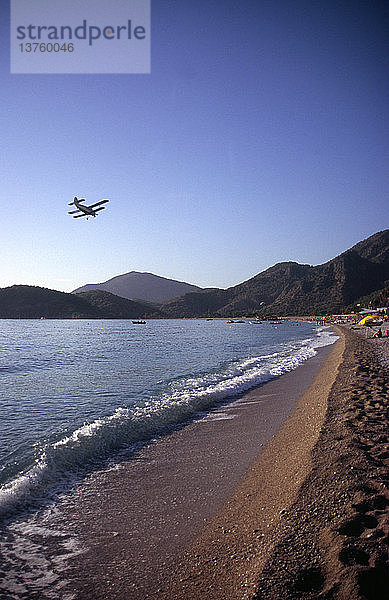 Doppeldeckerflug über dem Strand  Olu Deniz  Fethiye  Türkei