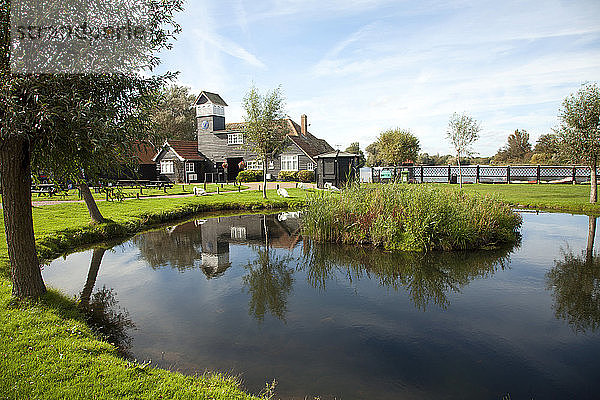 Gebäude und Teich in der Nähe des Meare-Bootsees in Thorpeness  Suffolk  England