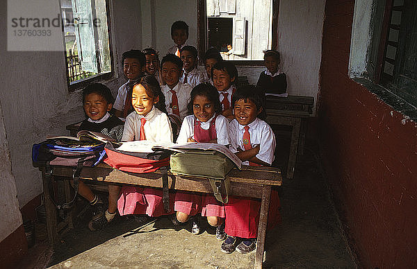Klassenzimmer in der Dorfschule von Tarhara  Koshi  Nepal