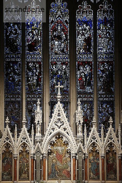 Das Ostfenster über dem Hochaltar wurde 1878 von Clayton und Bell in der Grace Church Episcopal geschaffen.