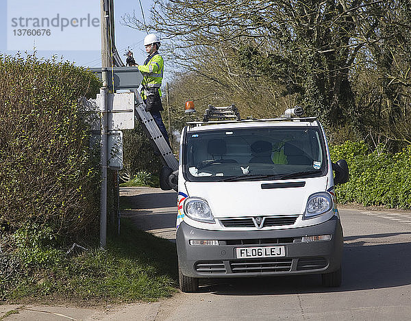 BT-Techniker arbeitet an Telefonleitungen