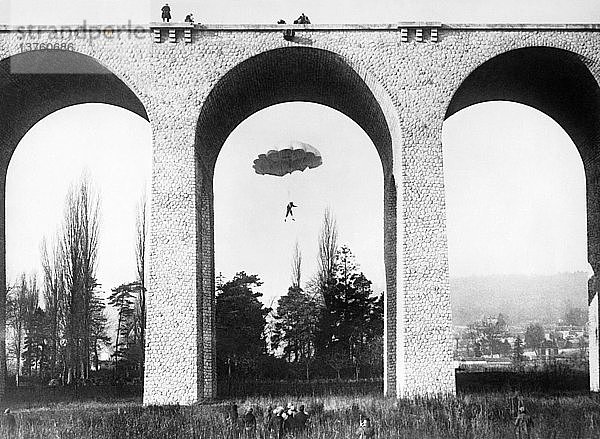 Paris  Frankreich: Am 28. Dezember 1927 springt Mademoiselle Bonte vom Viadukt von Palaiseau am Stadtrand von Paris mit einem Fallschirm aus nur 87 Fuß Höhe ab  während die Zuschauer von oben und unten zusehen.