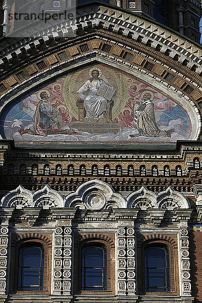 Kirche des Erlösers auf vergossenem Blut oder Kirche der Auferstehung. Mosaik der Fassade.