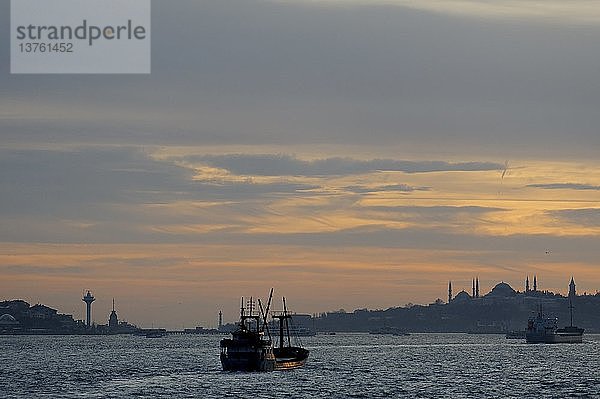 Sonnenuntergang über der Meerenge des Bosporus  Istanbul  Istanbul  Türkei.