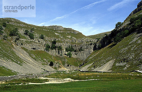 Gordale Scar-Schlucht  Kalksteinlandschaft  Nationalpark Yorkshire Dales  England