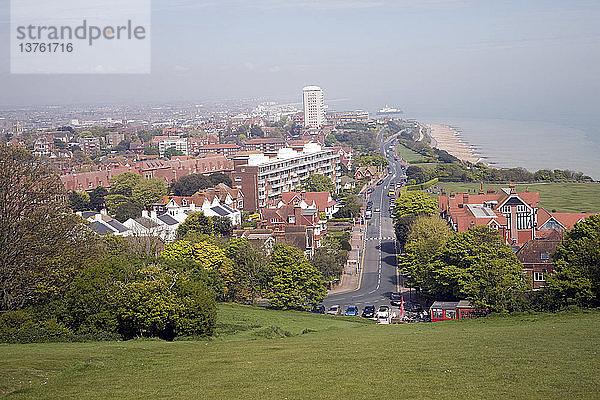 Blick nach Osten über den Strand und die Stadt Eastbourne  East Sussex  England