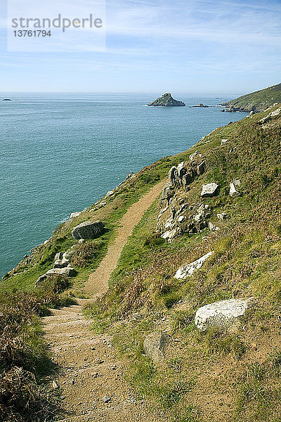 Küstenwanderweg südöstlich der Insel Herm  Kanalinseln  Großbritannien mit Blick nach Süden auf das kleine Inselchen Grande Faunconniere