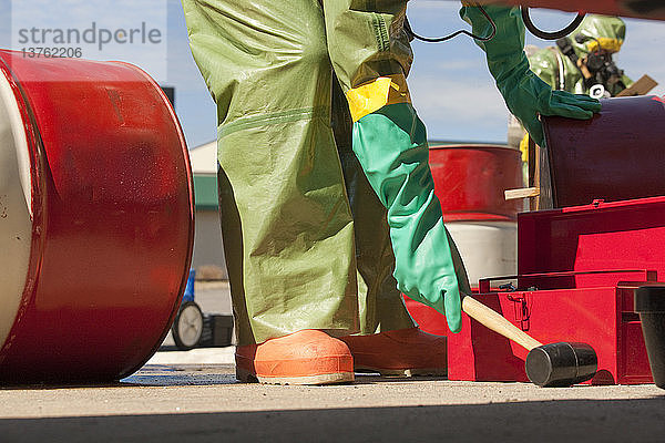 HazMat-Feuerwehrmann beim Verschließen eines Fasses