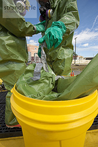 HazMat-Feuerwehrmann erhält Dekontaminationswäsche