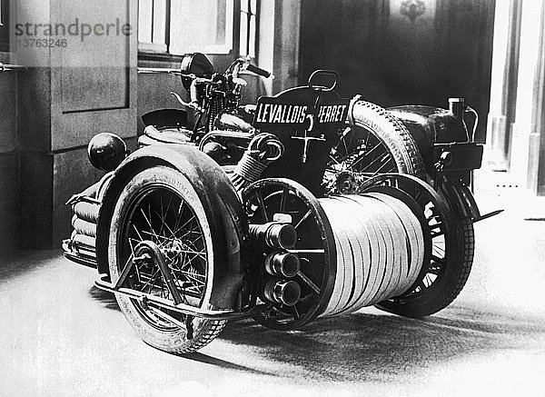 Paris  Frankreich: um 1930 Ein neues Motorrad-Feuerwehrfahrzeug hat in Paris sein Debüt gegeben. Sie hat 400 Fuß Schlauch  zwei Personen und einen 9-PS-Motor.