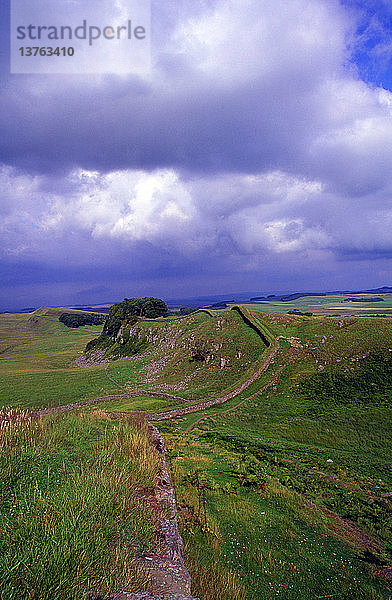 Das widerstandsfähige Gestein der Whin Sill bildet den Steel Rigg  einen Teil des Hadrianswalls  Northumberland  England