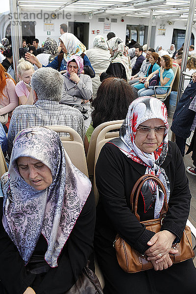 Passagiere auf einem Schiff auf dem Bosporus