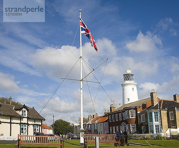 Leuchtturm mit Union Jack-Flagge und Häuser in Southwold  Suffolk  England