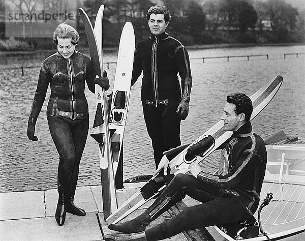Scarborough  England: Juni 1960 Mitglieder des Yorkshire Water Ski Club tragen ihre Winterski-Uniformen aus ultra-mikrozellularem 3/16-Zoll-Neopren mit rostfreien  nicht klemmenden Neusilber-Reißverschlüssen.