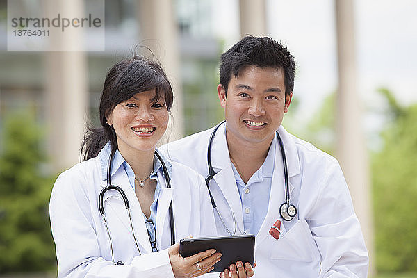 Ärzte  die ein digitales Tablet benutzen