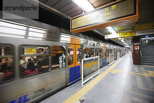 Fahrgäste in der U-Bahn von Seoul