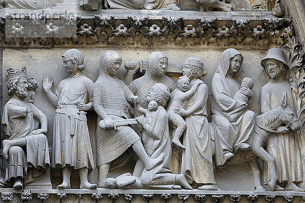 Kathedrale Notre Dame. Nordfassade. Tympanon der Kreuzgangpforte mit der Darstellung des Massakers an den Unschuldigen und der Flucht nach Ägypten