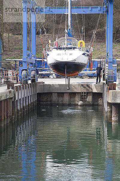 Bootshebewerk  das eine Yacht aus dem Wasser hebt  Yachthafen Shotley  Suffolk