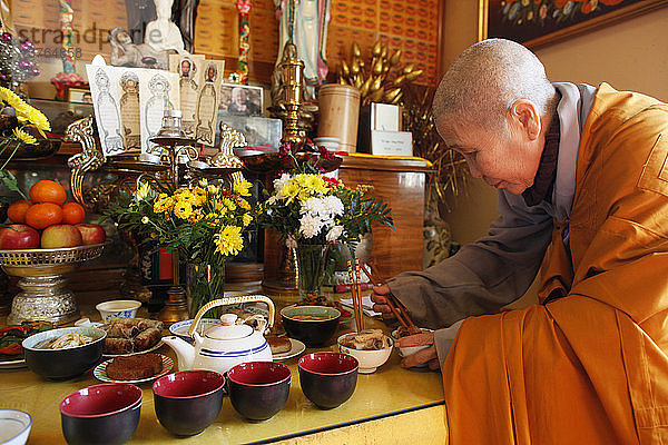 Buddhistischer Tu An-Tempel. Altar der Ahnen&akut;. Buddhistische Zeremonie. Vegetarische Opfergaben. '