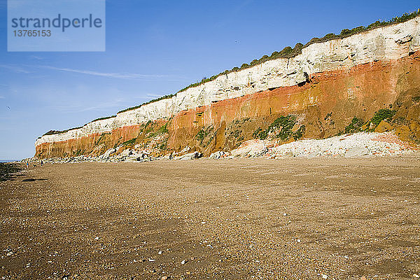 Kreide  Rötel und Karststein bilden gestreifte Klippen in Weiß  Rot und Orange bei Hunstanton  Norfolk  England