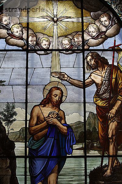 Glasmalerei in der Basilika Maria Ausiliatrice  die Taufe Christi '