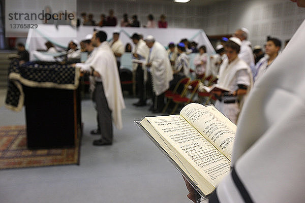 Tora-Lesung in einer Synagoge.