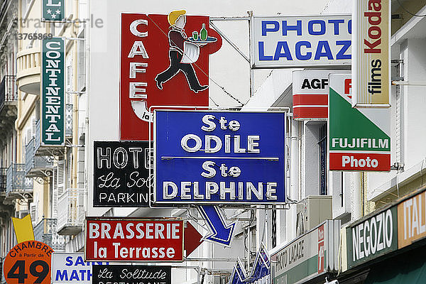 Laden- und Hotelschilder in Lourdes
