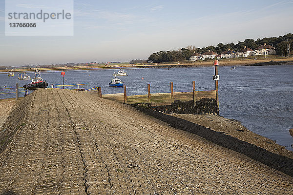 Schrägdamm aus Beton am Fluss Deben  Felixstowe Ferry  Suffolk  England