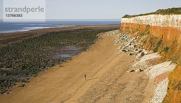 Kreide  Rötel und Karststein bilden gestreifte Klippen in Weiß  Rot und Orange bei Hunstanton  Norfolk  England