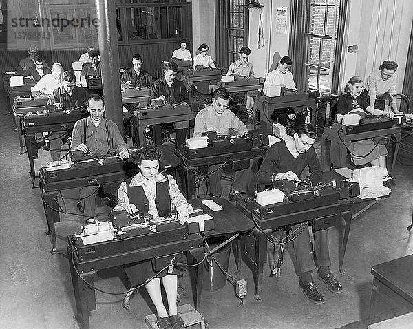 Cleveland  Ohio: Januar 1951 Arbeiter bedienen Datenlochkartenmaschinen in den Büros der Erie Railroad.