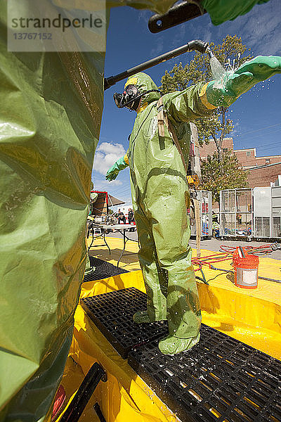 HazMat-Feuerwehrmann erhält Dekontaminationswäsche