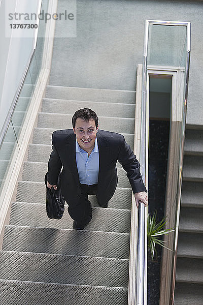 Geschäftsmann mit Aktentasche auf der Treppe eines Bürogebäudes