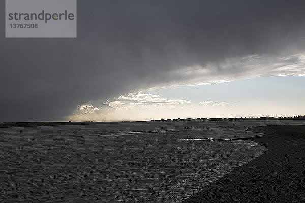 Schwere Kumulonimbus-Sturmwolken  Shingle Street  Suffolk  England