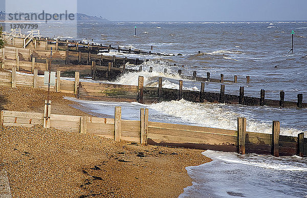 Hölzerne Buhnen und Wellen  Felixstowe  Suffolk  England