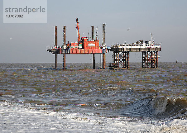 Wasserein- und -auslassplattformen in der Nordsee  Kernkraftwerk Sizewell  Suffolk  England