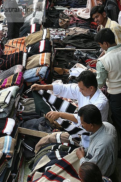 Männer kaufen Pullover  Dhaka  Bangladesch.