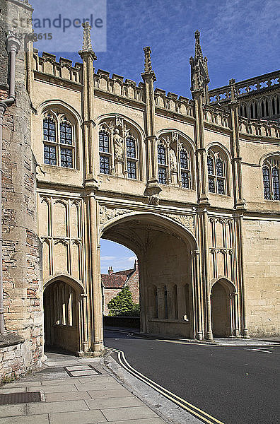Bogengang und Brücke  die Vicars´ Close und die Kathedrale verbinden  Wells  Somerset  England