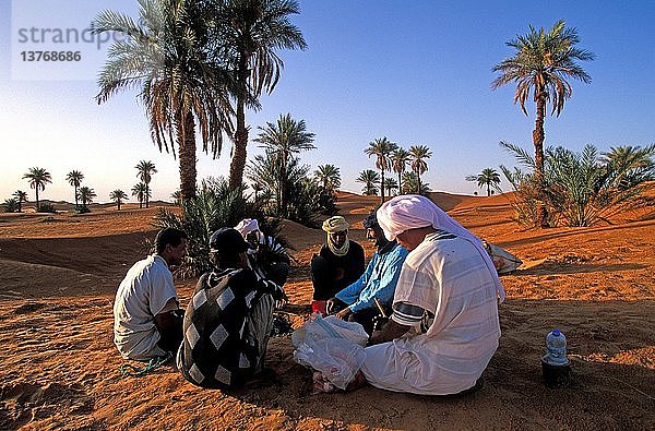 Tuareg-Bevölkerung von Timimoun in Algerien  Teezeremonie.