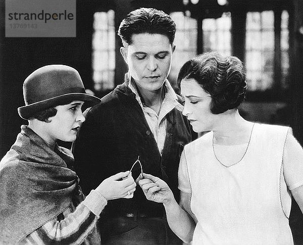 Hollywood  Kalifornien: ca. 1918 Die Schauspielerin Pauline Frederick zieht in einer Szene aus einem frühen Stummfilm an einer Wünschelrute.