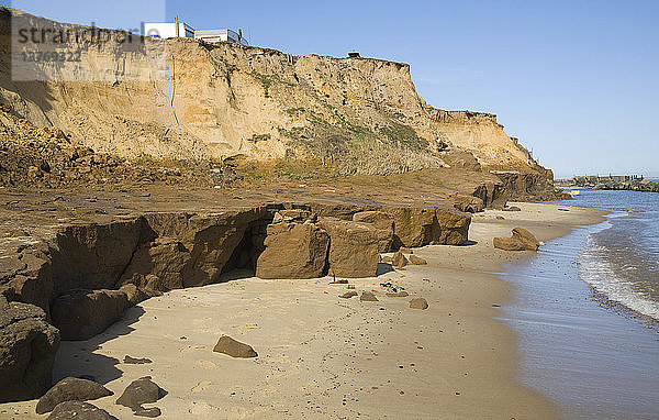 Von der Küstenerosion bedrohte Gebäude auf den Klippen  Happisburgh  Norfolk  England