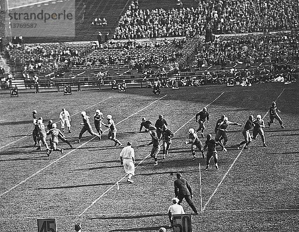 New York  New York: um 1915 Der Quarterback ganz links wird von Verteidigern umringt  als er versucht  den Football während eines Spiels im Yankee Stadium zu passen.