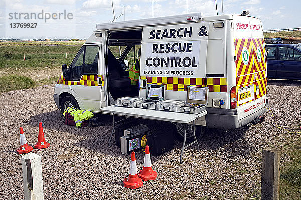 Such- und Rettungsfahrzeug bei einer Trainingsübung  Bawdsey  Suffolk  England