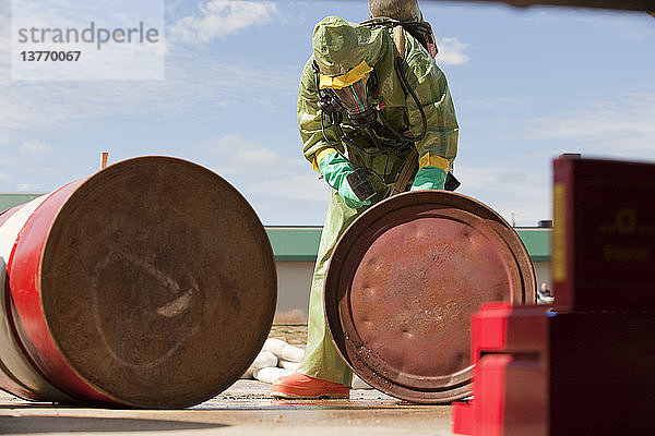 HazMat-Feuerwehrmann beim Verschließen eines Fasses